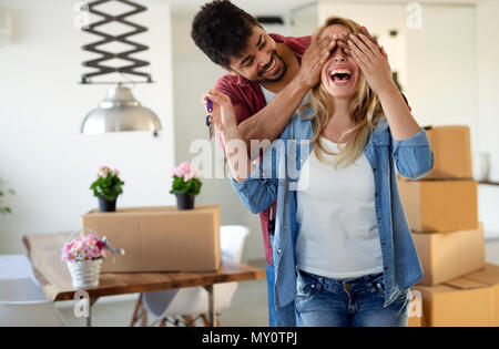 Glückliches Paar, die Schlüssel der neuen Home Stockfoto