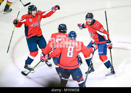 Washington DC, USA. 4. Juni 2018. Washington Capitals Zentrum Nicklas Backstrom (19), center Evgeny Kuznetsov (92) und linken Flügel Alex Ovechkin (8) konvergieren rechten Flügel T.J. beglückwünschen. Oshie (77) nach seiner ersten Periode Ziel gegen die Vegas goldene Ritter am 4. Juni 2018, in der Hauptstadt eine Arena, in Washington, DC in Spiel 4 des Stanley Cup Endspiele. Credit: Aktion Plus Sport Bilder/Alamy leben Nachrichten Stockfoto