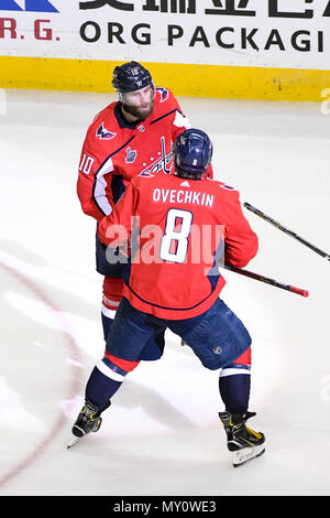 Washington DC, USA. 4. Juni 2018. Washington Capitals rechten Flügel Brett Connolly (10) gratuliert vom linken Flügel Alex Ovechkin (8) Nach dem Scoring ein Machtspiel Ziel in der dritten Periode am 4. Juni 2018, in der Hauptstadt eine Arena, in Washington, DC in Spiel 4 des Stanley Cup Endspiele. Die Washington Capitals besiegten die Vegas Golden Knights. 6-2. Credit: Aktion Plus Sport Bilder/Alamy leben Nachrichten Stockfoto