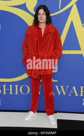 Brooklyn, NY, USA. 4. Juni 2018. Borns bei den CFDA Fashion Awards 2018 im Brooklyn Museum in New York City am 4. Juni 2018. Quelle: John Palmer/Medien Punch/Alamy leben Nachrichten Stockfoto