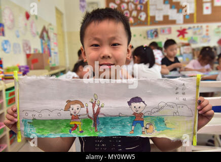 Shijiazhuan, Shijiazhuan, China. 4. Juni 2018. Shijiazhuang, China, 4. Juni 2018: Kinder basteln mit Recyclingmaterial in einem Kindergarten in Shijiazhuang, nördlich der chinesischen Provinz Hebei, Kennzeichnung, Tag der Umwelt, die am 5. Juni jedes Jahr fällt. Credit: SIPA Asien/ZUMA Draht/Alamy leben Nachrichten Stockfoto