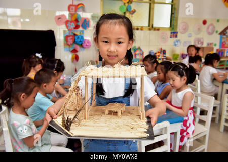 Shijiazhuan, Shijiazhuan, China. 4. Juni 2018. Shijiazhuang, China, 4. Juni 2018: Kinder basteln mit Recyclingmaterial in einem Kindergarten in Shijiazhuang, nördlich der chinesischen Provinz Hebei, Kennzeichnung, Tag der Umwelt, die am 5. Juni jedes Jahr fällt. Credit: SIPA Asien/ZUMA Draht/Alamy leben Nachrichten Stockfoto