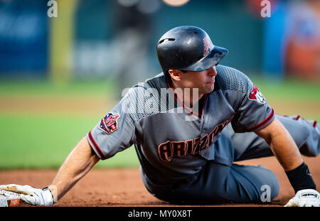 San Francisco, Kalifornien, USA. 04 Juni, 2018. Arizona Diamondbacks first baseman Paul Goldschmidt (44) liegt in der Nähe der Tasche aufbewahrt, während ein MLB-Spiel zwischen den Arizona Diamondbacks und die San Francisco Giants bei AT&T Park in San Francisco, Kalifornien. Valerie Shoaps/CSM/Alamy leben Nachrichten Stockfoto