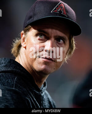 San Francisco, Kalifornien, USA. 04 Juni, 2018. Arizona Diamondbacks Krug Zack Greinke (21) Hängende im Dugout, während ein MLB-Spiel zwischen den Arizona Diamondbacks und die San Francisco Giants bei AT&T Park in San Francisco, Kalifornien. Valerie Shoaps/CSM/Alamy leben Nachrichten Stockfoto