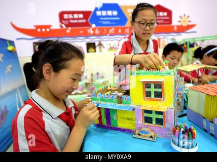 Peking, China. 4. Juni 2018. Foto auf Juni 4, 2018 zeigt Studenten, Haus Modelle mit Altpapier Boxen in Lianyungang, in der chinesischen Provinz Hebei. Der Tag der Umwelt fällt auf den 5. Juni. Credit: Wang Xiao/Xinhua/Alamy leben Nachrichten Stockfoto