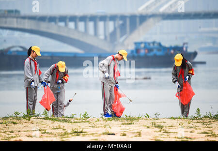 Peking, China. 3. Juni 2018. Foto auf Juni 3, 2018 zeigt Schüler sammeln Müll entlang des Ganjiang Fluss in Nanchang, der Hauptstadt der Provinz Jiangxi im Osten Chinas. Der Tag der Umwelt fällt auf den 5. Juni. Quelle: Wan Xiang/Xinhua/Alamy leben Nachrichten Stockfoto