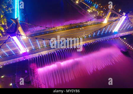 Nanjin, Nanjin, China. 4. Juni 2018. Nanjing, China - 4. Juni 2018: Beleuchtung der Brunnen an der Xiaolongwan Brücke in Nanjing gesehen werden kann, der ostchinesischen Provinz Jiangsu. Credit: SIPA Asien/ZUMA Draht/Alamy leben Nachrichten Stockfoto