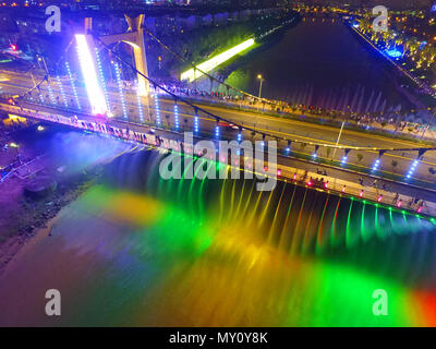 Nanjin, Nanjin, China. 4. Juni 2018. Nanjing, China - 4. Juni 2018: Beleuchtung der Brunnen an der Xiaolongwan Brücke in Nanjing gesehen werden kann, der ostchinesischen Provinz Jiangsu. Credit: SIPA Asien/ZUMA Draht/Alamy leben Nachrichten Stockfoto