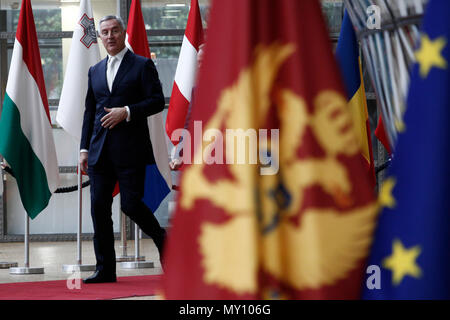 Brüssel, Belgien. 5. Juni 2018. Donald Tusk, der Präsident des Europäischen Rates begrüßt die Ministerpräsidenten Montenegros, Milo Dukanovic auf Europäischer Rat Sitz. Alexandros Michailidis/Alamy leben Nachrichten Stockfoto