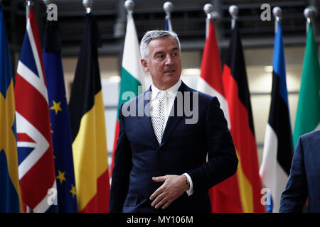 Brüssel, Belgien. 5. Juni 2018. Donald Tusk, der Präsident des Europäischen Rates begrüßt die Ministerpräsidenten Montenegros, Milo Dukanovic auf Europäischer Rat Sitz. Alexandros Michailidis/Alamy leben Nachrichten Stockfoto