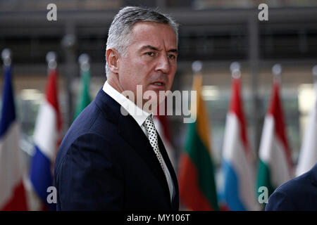 Brüssel, Belgien. 5. Juni 2018. Donald Tusk, der Präsident des Europäischen Rates begrüßt die Ministerpräsidenten Montenegros, Milo Dukanovic auf Europäischer Rat Sitz. Alexandros Michailidis/Alamy leben Nachrichten Stockfoto