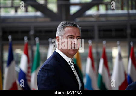 Brüssel, Belgien. 5. Juni 2018. Donald Tusk, der Präsident des Europäischen Rates begrüßt die Ministerpräsidenten Montenegros, Milo Dukanovic auf Europäischer Rat Sitz. Alexandros Michailidis/Alamy leben Nachrichten Stockfoto