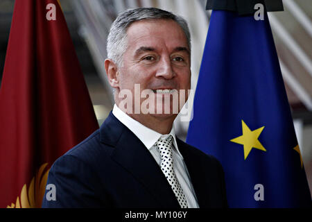 Brüssel, Belgien. 5. Juni 2018. Donald Tusk, der Präsident des Europäischen Rates begrüßt die Ministerpräsidenten Montenegros, Milo Dukanovic auf Europäischer Rat Sitz. Alexandros Michailidis/Alamy leben Nachrichten Stockfoto