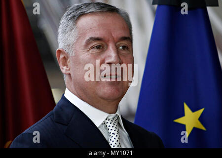 Brüssel, Belgien. 5. Juni 2018. Donald Tusk, der Präsident des Europäischen Rates begrüßt die Ministerpräsidenten Montenegros, Milo Dukanovic auf Europäischer Rat Sitz. Alexandros Michailidis/Alamy leben Nachrichten Stockfoto