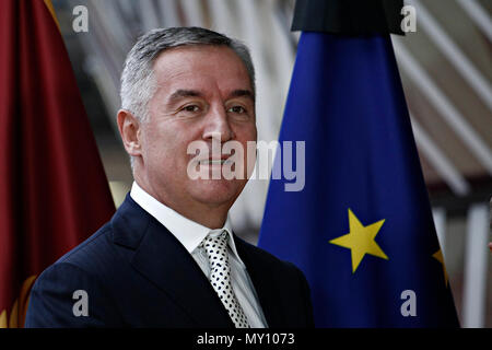 Brüssel, Belgien. 5. Juni 2018. Donald Tusk, der Präsident des Europäischen Rates begrüßt die Ministerpräsidenten Montenegros, Milo Dukanovic auf Europäischer Rat Sitz. Alexandros Michailidis/Alamy leben Nachrichten Stockfoto