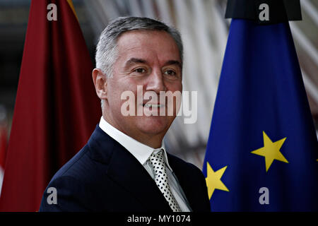 Brüssel, Belgien. 5. Juni 2018. Donald Tusk, der Präsident des Europäischen Rates begrüßt die Ministerpräsidenten Montenegros, Milo Dukanovic auf Europäischer Rat Sitz. Alexandros Michailidis/Alamy leben Nachrichten Stockfoto