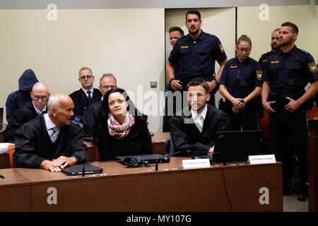 München, Deutschland. 5. Juni 2018. Die beklagte Beate Zschaepe sitzt zwischen ihren Rechtsanwälten Mathias Grasel (3-L) und Hermann Borchert (L) in den Gerichtssaal an der Fortsetzung der NSU-Prozess. Foto: Matthias Schrader/AP Pool/dpa Quelle: dpa Picture alliance/Alamy leben Nachrichten Stockfoto