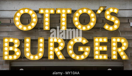 04 Juni 2018, Deutschland, Hamburg: Das Logo der Burger Restaurant "Otto's Burger" über dem Eingang ein Restaurant. Foto: Daniel Bockwoldt/dpa Stockfoto