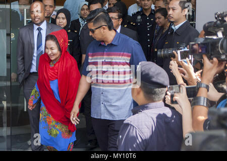 Kuala Lumpur, Malaysia. 5. Juni 2018. Rosmah Mansor, der Frau des ehemaligen Malaysia Premierminister Najib Razak gesehen Verlassen des MACC Hauptsitz, nachdem Sie Ihre Aussage bei der Entwicklung 1Malaysia Bhd. Datin Seri Rosmah Mansor, der Frau des ehemaligen malaysische Premierminister Datuk Seri Najib Razak waren erforderlich, um ihre Erklärung am malaysischen Anti-Korruptions-Kommission (MACC) Sitz am 5. Juni 2018 zu geben. Credit: Faris Hadziq/SOPA Images/ZUMA Draht/Alamy leben Nachrichten Stockfoto