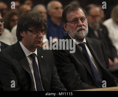 GRA011 BARCELONA, 20/8/2017 - El Presidente del Regierung, Mariano Rajoy, d., y El Presidente de la Generalitat de Catalunya, Carles Puigdemont, iz., en la Basílica de la Sagrada Familia donde se Feier la Misa por la Paz en memoria de las víctimas de los atentados de Barcelona y Cambrils (Tarragona), a la que asisten los Reyes y que El oficia Frontera Metropolitano de Barcelona, cardenal Juan José Omella. EFE/Sergio Barrenechea *** Pool *** Hohe Messe in der Basilika von der Sagrada Familia, in Erinnerung an die Opfer der van-Angriff bei Las Ramblas in Barcelona Anfang dieser Woche gefeiert wird, Spanien Stockfoto