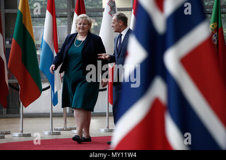 Brüssel, Belgien. 5. Juni 2018. Donald Tusk, der Präsident des Europäischen Rates begrüßt die Ministerpräsidenten von Norwegen Erna Solberg auf Europäischer Rat Sitz. Alexandros Michailidis/Alamy leben Nachrichten Stockfoto