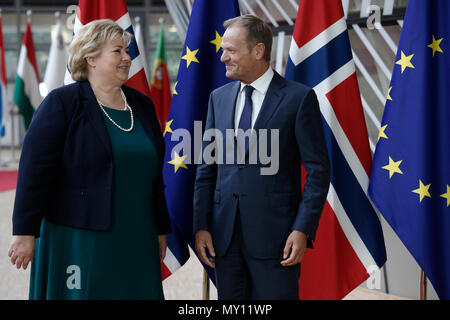 Brüssel, Belgien. 5. Juni 2018. Donald Tusk, der Präsident des Europäischen Rates begrüßt die Ministerpräsidenten von Norwegen Erna Solberg auf Europäischer Rat Sitz. Alexandros Michailidis/Alamy leben Nachrichten Stockfoto