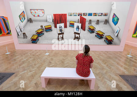 London, Großbritannien. 5. Juni 2018. Ein Mitarbeiter ist Mitglied auch Trolleys, Sechseinhalb Hocker, sechs Porträts, elf Gemälde und zwei Vorhänge" von David Hockney RA bei der Vorschau der 250 Sommer Ausstellung in der Königlichen Akademie der Künste in Piccadilly, die Zusammenarbeit koordiniert von Grayson Perry RA in diesem Jahr. Parallel, ist das große Spektakel, mit Highlights aus den letzten 250 Jahren. Beide Shows laufen vom 12. Juni bis 19. August 2018. Credit: Stephen Chung/Alamy leben Nachrichten Stockfoto
