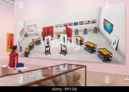 London, Großbritannien. 5. Juni 2018. Ein Mitarbeiter ist Mitglied auch Trolleys, Sechseinhalb Hocker, sechs Porträts, elf Gemälde und zwei Vorhänge" von David Hockney RA bei der Vorschau der 250 Sommer Ausstellung in der Königlichen Akademie der Künste in Piccadilly, die Zusammenarbeit koordiniert von Grayson Perry RA in diesem Jahr. Parallel, ist das große Spektakel, mit Highlights aus den letzten 250 Jahren. Beide Shows laufen vom 12. Juni bis 19. August 2018. Credit: Stephen Chung/Alamy leben Nachrichten Stockfoto