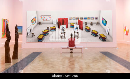 London, Großbritannien. 5. Juni 2018. Ein Mitarbeiter ist Mitglied auch Trolleys, Sechseinhalb Hocker, sechs Porträts, elf Gemälde und zwei Vorhänge" von David Hockney RA bei der Vorschau der 250 Sommer Ausstellung in der Königlichen Akademie der Künste in Piccadilly, die Zusammenarbeit koordiniert von Grayson Perry RA in diesem Jahr. Parallel, ist das große Spektakel, mit Highlights aus den letzten 250 Jahren. Beide Shows laufen vom 12. Juni bis 19. August 2018. Credit: Stephen Chung/Alamy leben Nachrichten Stockfoto