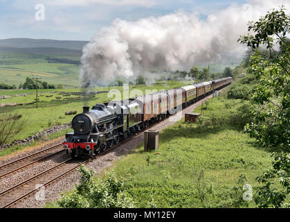 Ribblehead, UK. 5. Juni 2018. Die dalesman Dampf spezielle Pässe Salzsee Cottages in der Steigung in der Nähe von Ribblehead Auf der Settle-Carlisle Railway Line, 5. Juni 2018. Der Zug ist regelmäßig auf der Linie während der Sommermonate. Die Lokomotive ist hier ein stanier Jubiläum Klasse namens "Leander". Quelle: John Bentley/Alamy leben Nachrichten Stockfoto