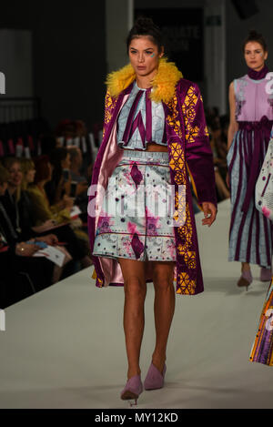 London, Großbritannien. 4 Jun, 2018. präsentiert das neueste Sammlung an der Graduate Fashion Week 2018, 4. Juni 4 2018 an der Truman Brewery, London, UK. Credit: Siehe Li/Alamy leben Nachrichten Stockfoto