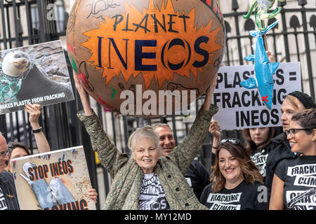 London, Großbritannien. 5. Juni 2018, Vivienne Westwood in anti fracking Protest in der Downing Street Credit Ian Davidson/Alamy leben Nachrichten Stockfoto