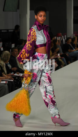 London, Großbritannien. 4 Jun, 2018. präsentiert das neueste Sammlung an der Graduate Fashion Week 2018, 4. Juni 4 2018 an der Truman Brewery, London, UK. Credit: Siehe Li/Alamy leben Nachrichten Stockfoto