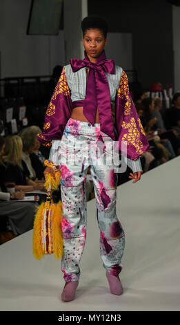 London, Großbritannien. 4 Jun, 2018. präsentiert das neueste Sammlung an der Graduate Fashion Week 2018, 4. Juni 4 2018 an der Truman Brewery, London, UK. Credit: Siehe Li/Alamy leben Nachrichten Stockfoto