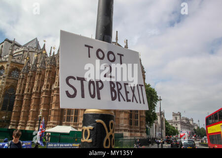 London, Großbritannien. 5 Jun, 2018. Zeichen für Autos zu "toot", wenn Sie das wollen Brexit Credit: Alex Cavendish/Alamy Leben Nachrichten stoppen Stockfoto