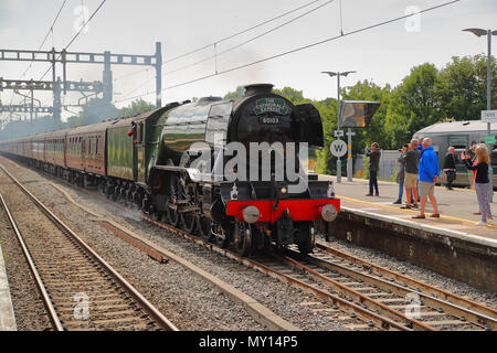 Twyford Station, Berkshire, Großbritannien. 5. Juni 2018. Hunderte von Menschen warteten geduldig für die Flying Scotsman Bahnhof auf dem Weg von der Lesung bis Paddington. Familien und Passanten gleichermaßen hatten sich versammelt, um einen Blick auf die berühmten Zug auf dem Weg nach London zu kommen. Quelle: Uwe Deffner/Alamy leben Nachrichten Stockfoto