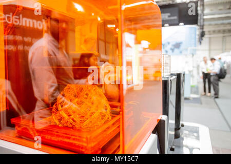 05 Juni 2018, Deutschland, Erfurt: Flüssiges Harz durch einen Laser in einem 3D-Drucker gehärtete am Stand der Firma formlabs während des 15 Rapid.Tech FabCon 3.D Messe in Erfurt. Die Aussteller präsentieren ihre neuesten Produkte und Anwendungen im Bereich der Additive Manufacturing und 3D-Druck zwischen 05 und 07. Juni. Foto: Christoph Soeder/dpa Stockfoto