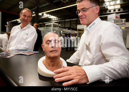 05 Juni 2018, Deutschland, Erfurt: Markus Lingner (R) vom Frauenhofer generativ Holding eine 3D-gedruckten Büste während des 15 Rapid.Tech FabCon 3.D Messe in Erfurt. Die Forscher sind in unter anderem 3D-Druck mit besonders präzise optische Eigenschaften und Transparenz spezialisiert. Die Aussteller präsentieren ihre neuesten Produkte und Anwendungen im Bereich der Additive Manufacturing und 3D-Druck zwischen 05 und 07. Juni. Foto: Christoph Soeder/dpa Stockfoto