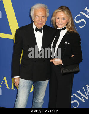 New York City, New York, USA. 4. Juni 2018. Designer RALPH LAUREN und seine Frau RICKY LAUREN an der 2018 CFDA Fashion Awards im Brooklyn Museum statt. Credit: Nancy Kaszerman/ZUMA Draht/Alamy leben Nachrichten Stockfoto