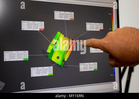 05 Juni 2018, Deutschland, Erfurt: Zeiss-Mitarbeiter, die ein 3D-Bild von Zeiss' Hand generiert - Laserscanner T-SCAN CS während des 15 Rapid.Tech FabCon 3.D Messe in Erfurt statt. Die Farben im Bild zeigen Abweichungen in den Maßnahmen der gescannte 3D-Objekt. Die Aussteller präsentieren ihre neuesten Produkte und Anwendungen im Bereich der Additive Manufacturing und 3D-Druck zwischen 05 und 07. Juni. Foto: Christoph Soeder/dpa Stockfoto