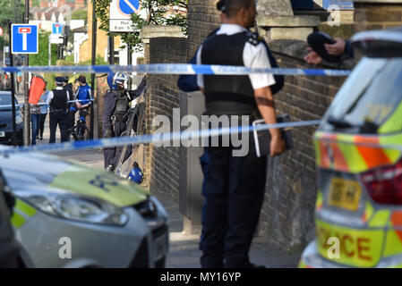 Green Lanes, London, UK. 5. Juni 2018. Polizei auf Green Lanes in Haringey teilnehmen, einen Mann zu sehen war Herbeigeredete ein Messer, niemand wurde verletzt und eine verhaftung vorgenommen wurde. Quelle: Matthew Chattle/Alamy leben Nachrichten Stockfoto