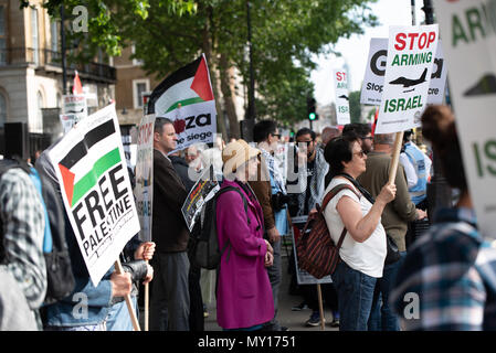 London, Großbritannien. 5. Juni, 2018 Demonstration vor Downing Street organisiert durch Freunde von Al Aqsa. Kundgebung gegen das Töten und Ungerechtigkeit in Gaza zu protestieren und in Solidarität mit den Großen zurück März zu stehen. Stockfoto