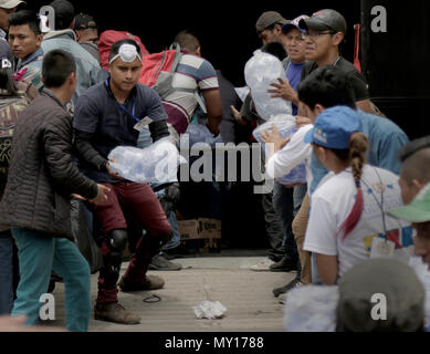 05 Juni 2018, Guatemala, San Juan Alotenango: Freiwillige Auslieferung von Paketen mit Trinkwasser für die durch den Vulkanausbruch betroffen. Zahlreiche Leute in der Ausbruch des Vulkans Volcan De Fuego gestorben ('Vulkan') in Guatemala. Foto: Alejandro Balan/dpa Stockfoto