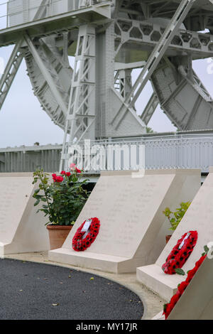 Benouville, Frankreich. Poppy Kränze an der Gedenkstätte für die alliierten Soldaten, die an der Schlacht bei 'Pegasus Bridge', während der gedenkfeiern an der Pegasus Memorial, Benouville, Frankreich teilgenommen. Credit: Isergraph/Alamy leben Nachrichten Stockfoto