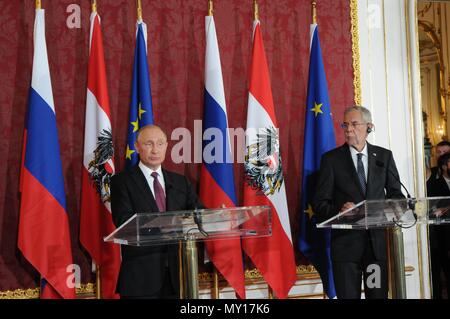 Wien, Österreich. 5. Juni 2018. Der russische Präsident Wladimir Putin (L) und österreichischen Präsidenten Alexander Van der Bellen eine gemeinsame Pressekonferenz in Wien, Österreich, am 5. Juni 2018 teil. Putin sagte hier am Dienstag, dass sein Land die westlichen Sanktionen, die auch westliche Staaten verletzen sich selbst überwunden hat, unter Hinweis auf alle Seiten in der Aufhebung der Sanktionen interessiert sind. Credit: Liu Xiang/Xinhua/Alamy leben Nachrichten Stockfoto