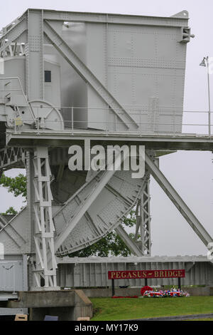 Benouville, Frankreich. 5. Juni 2018. Legen Kränze vor der ursprünglichen "Pegasus Bridge" nach D-gedenkveranstaltungen an der Pegasus Memorial, Benouville, Frankreich. Credit: Isergraph/Alamy leben Nachrichten Stockfoto