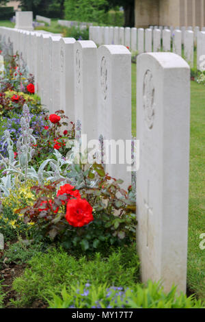 Ranville, Frankreich. 5. Juni 2018. Blumen schmücken die Gräber von Soldaten in der britischen Soldatenfriedhof vor dem D-Day Gedenkfeiern in Ranville, Frankreich. Credit: Isergraph/Alamy leben Nachrichten Stockfoto