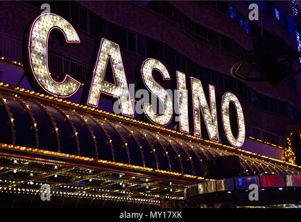 Las Vegas, Nevada, USA. 22 Apr, 2018. Las Vegas Neon style casino Beschilderung ist entlang der Fremont Street in der Innenstadt von Las Vegas am 22. April 2018 gesehen. Quelle: David Becker/ZUMA Draht/Alamy leben Nachrichten Stockfoto