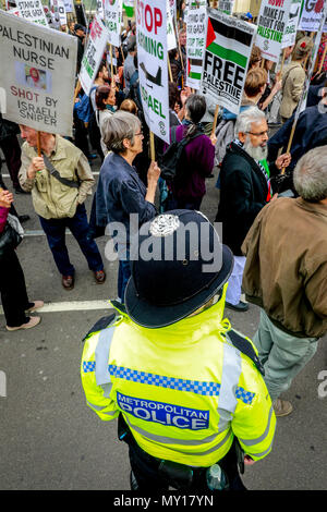 London, England. 5. Juni 2018. Palästinensische Kampagne der Solidarität Protest, London Protest: Freies Palästina - Stopp der Tötung - Stop Bewaffnung Israels. Die Metropolitan Police Officer überwacht die Menge, Credit: Brian Duffy/Alamy leben Nachrichten Stockfoto