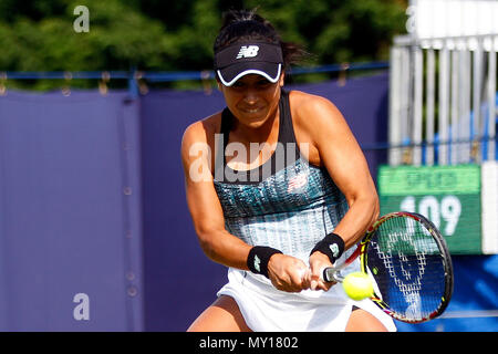 Surbiton, Surrey, Großbritannien. 5 Jun, 2018. Heather Watson von Großbritannien in Aktion gegen Gabriella Taylor von Großbritannien. Fuzion anzeigen 100 Surbiton Trophy 2018 Tennis Event, Tag 4 Am Surbiton Racket- und Fitness Club in Surbiton, Surrey am Dienstag, den 5. Juni 2018. Dieses Bild dürfen nur für redaktionelle Zwecke verwendet werden. Redaktionelle Verwendung nur, pic von Steffan Bowen/Andrew Orchard sport Fotografie/Alamy leben Nachrichten Stockfoto